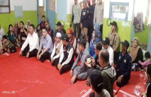 Sekdaprov Kalsel Dampingi Menteri Sosial Tinjau Pengungsian Banjir di Sungai Tabuk Kabupaten Banjar
